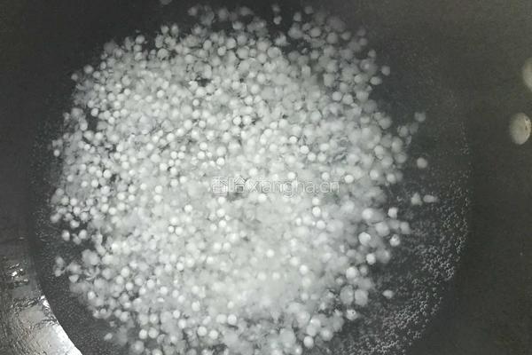 红糖荷包蛋西米露的做法图解1