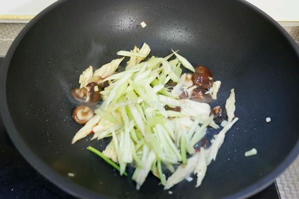 珍珠菇烩芹菜腐竹的做法图解7