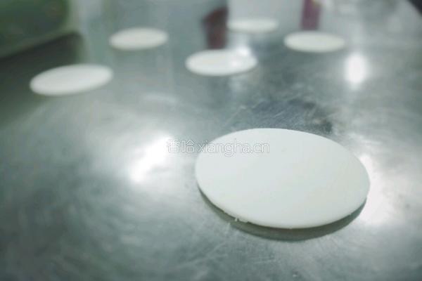 白色圆形巧克力配件的做法图解5