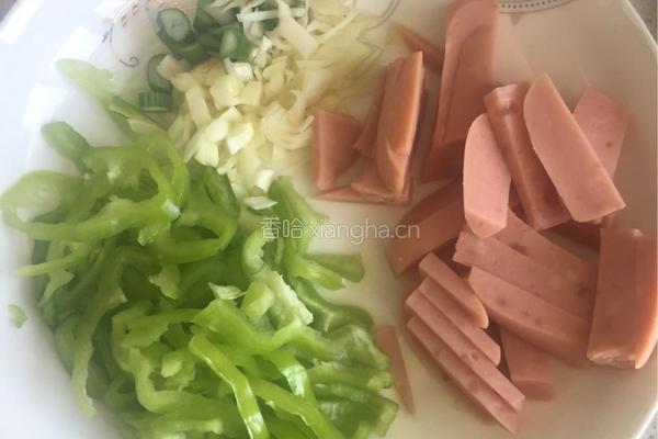 尖椒炒豆腐皮的做法图解1