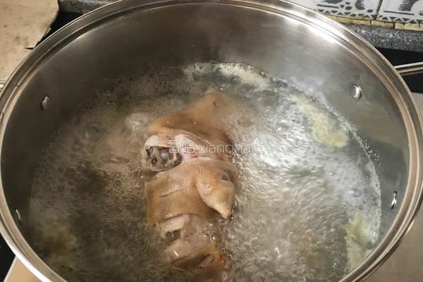 猪脚黑豆汤的做法图解2