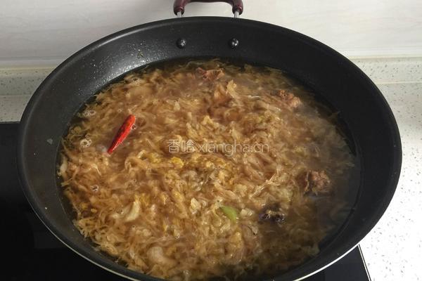脊骨炖酸菜的做法图解7