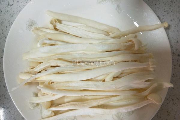 海鲜菇炒香芹的做法图解1
