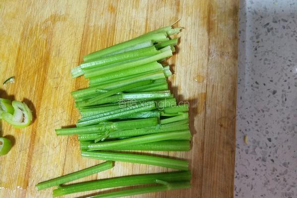 海鲜菇炒香芹的做法图解2