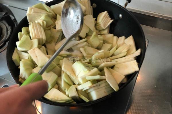炒茄子的做法图解1