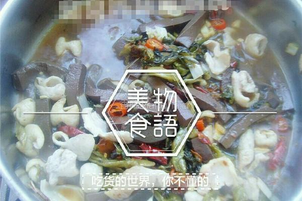 酸菜肥肠鸭血煲的做法图解3