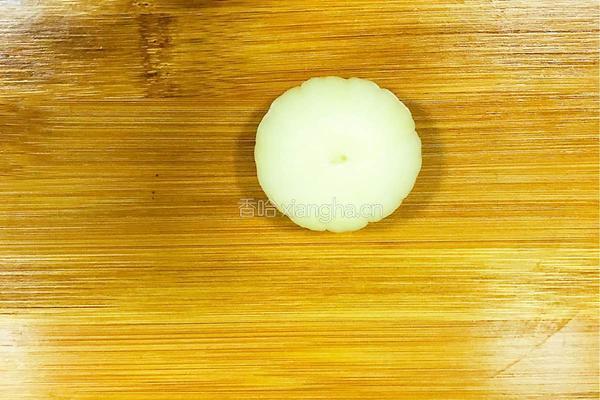 扁豆炒蒜肠的做法图解3