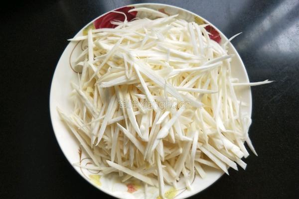 茭白炒肉丝的做法图解3