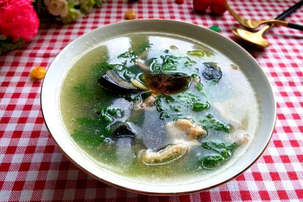 芹菜叶皮蛋瘦肉汤的做法图解1