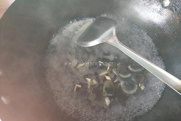 芹菜叶皮蛋瘦肉汤的做法图解8
