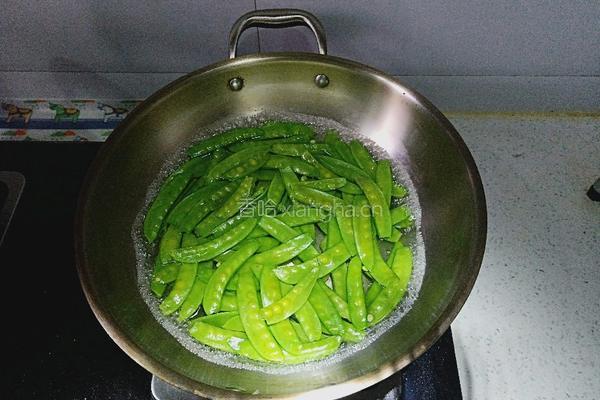 扁豆炒腊肉的做法图解3