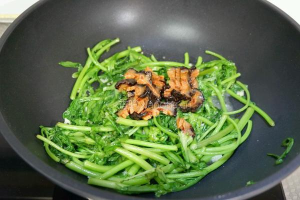 红极参炒茼蒿的做法图解6