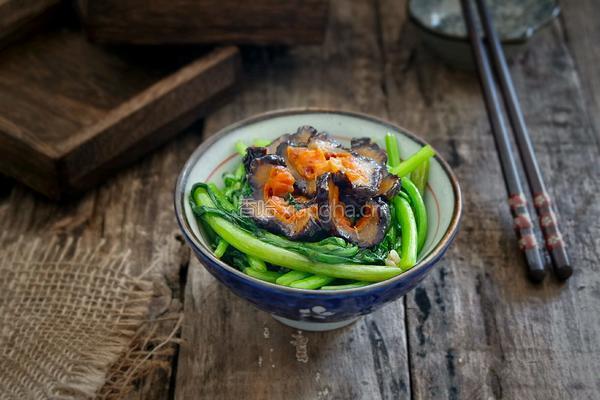 红极参炒茼蒿的做法图解8