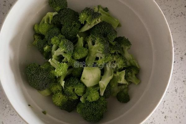 素炒西蓝花的做法图解1