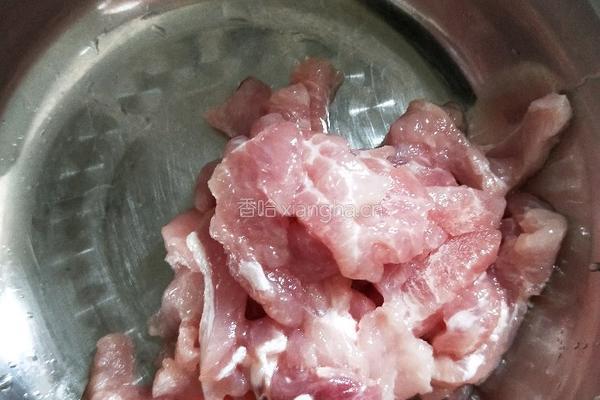 杏鲍菇炒肉的做法图解1
