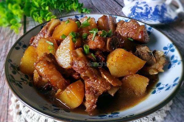 红烧排骨炖土豆的做法图解1