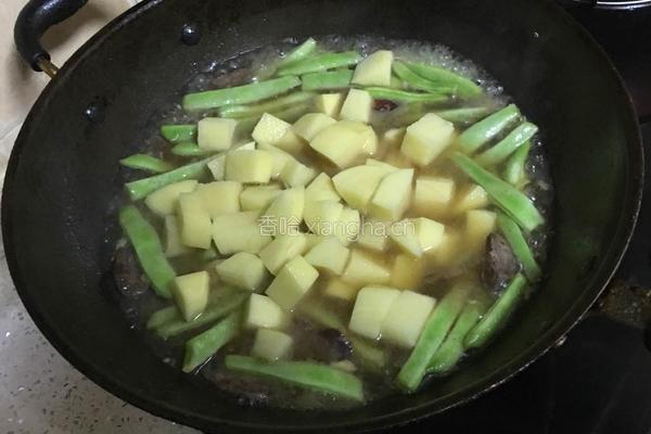土豆豆角炖灌肠的做法图解7