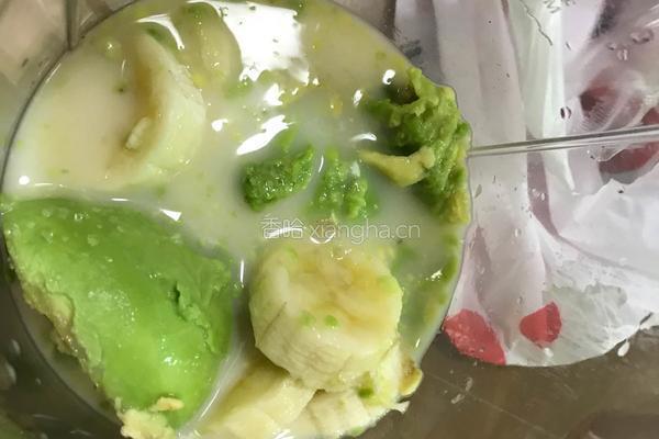 香蕉牛油果奶昔的做法图解2
