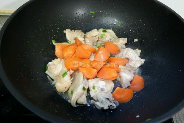 榛蘑炖鸡腿的做法图解7