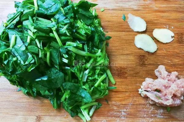菜油肉丝菠菜汤的做法图解1
