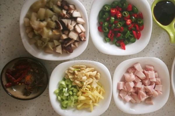 (香菇肉卤)炸酱面 的做法图解2