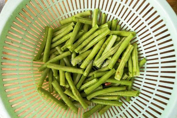 肉末炒长豆角的做法图解2