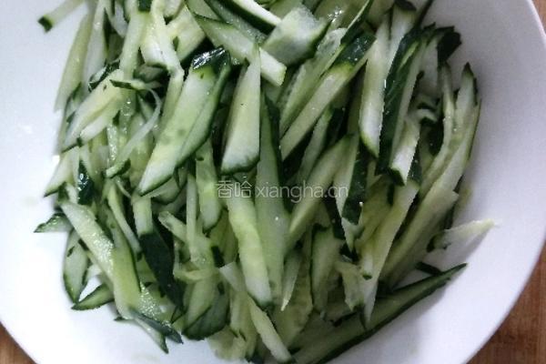 凉拌黄瓜丝的做法图解1