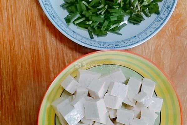豆腐炒韭菜的做法图解1