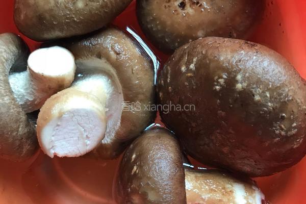蚝油香菇酿肉片的做法图解1