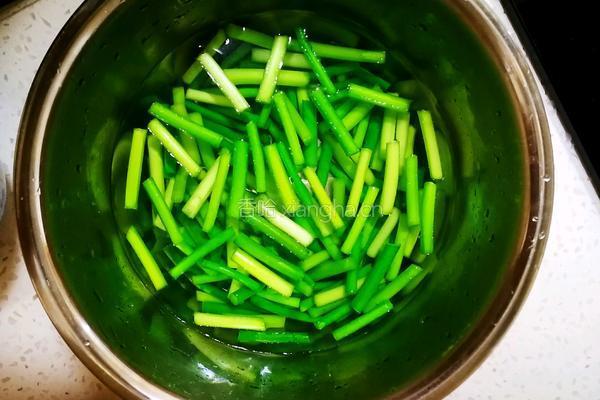 蒜苔炒豆干的做法图解3