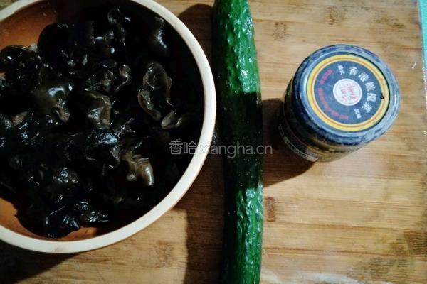 黄瓜炒木耳的做法图解2
