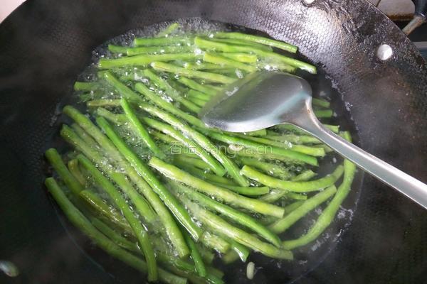 豆角猪肉馅饺子的做法图解3