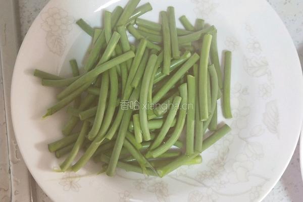 蒜苔炒肉的做法图解2