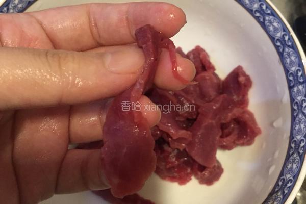 牛肉炒胡萝卜（芹菜、洋葱）的做法图解1