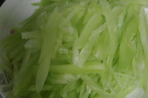 莴笋韭菜的做法图解3