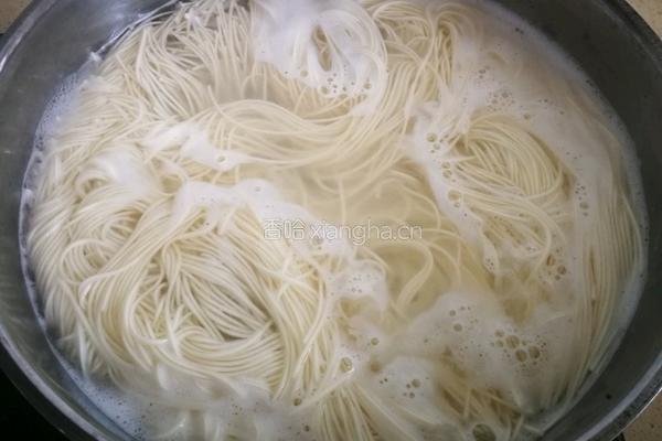 快捷早餐之酸汤水蛋面的做法图解1