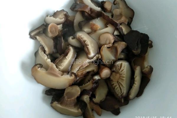 干香菇炒五花肉的做法图解4