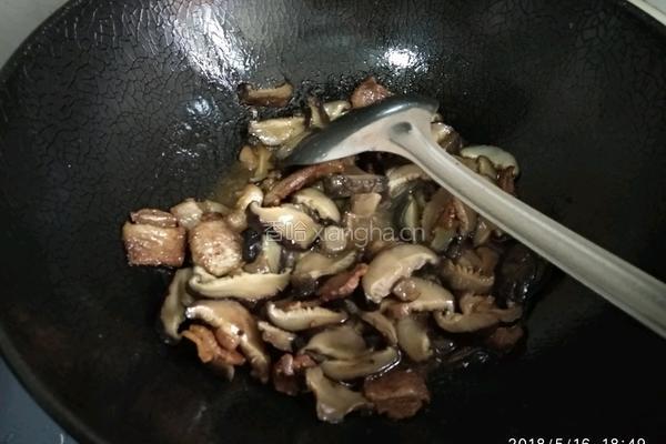 干香菇炒五花肉的做法图解9