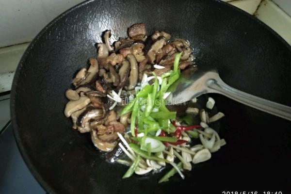 干香菇炒五花肉的做法图解10