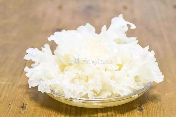 银耳雪梨羹的做法图解1