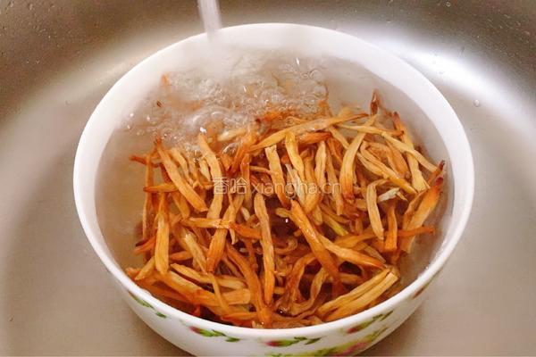 黄花菜炒肉丝的做法图解3