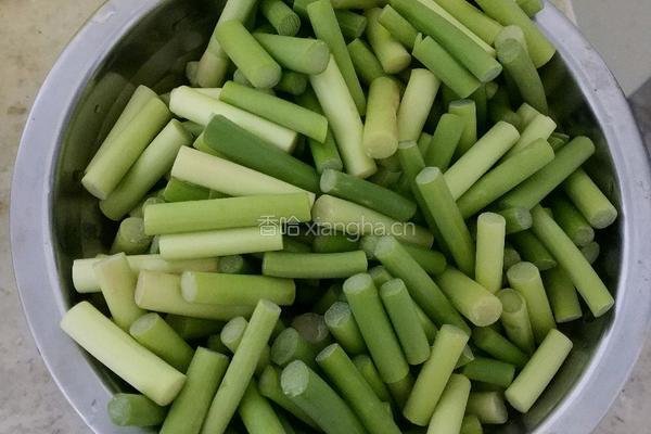 蒜苔炒肉丝的做法图解1