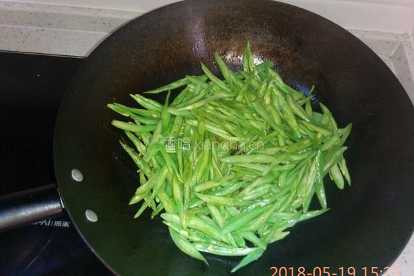 干煸豆角的做法图解3