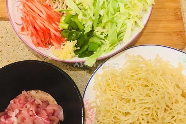 孜然肉丝炒细面的做法图解1