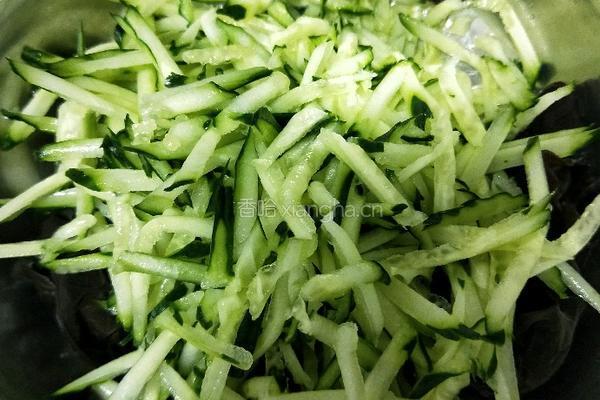 黄瓜丝拌木耳的做法图解2