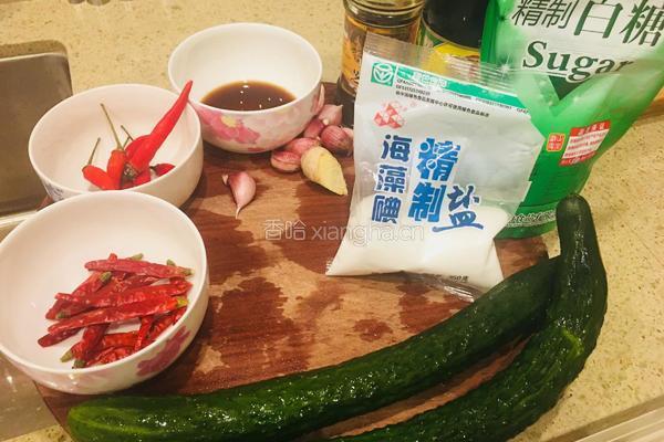 响油黄瓜的做法图解1