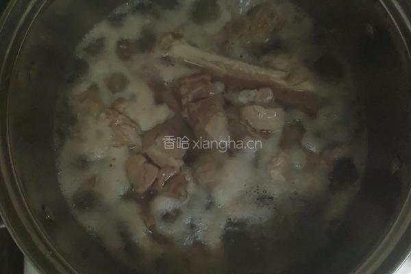 五指毛桃土茯苓猪腱汤的做法图解2