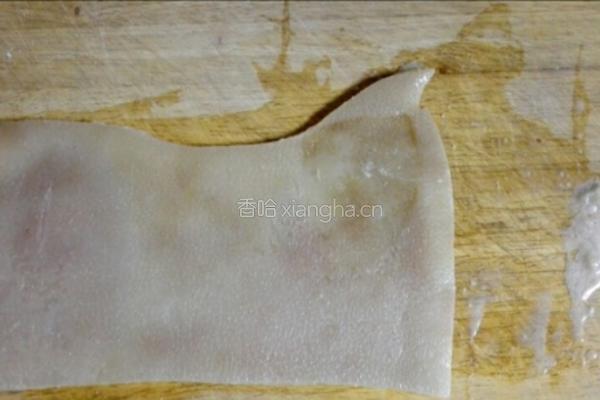 凉拌水晶肉皮冻的做法图解2