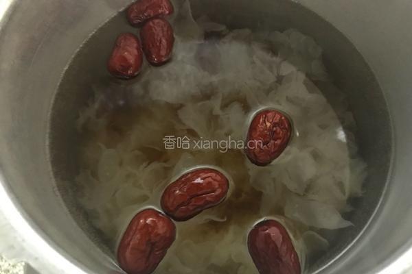 夏日的桃胶雪燕皂角米银耳羹的做法图解7