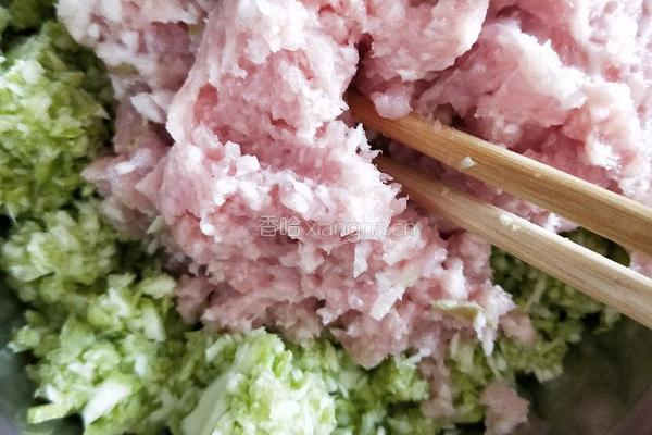 角瓜辣椒肉馅饺子的做法图解5